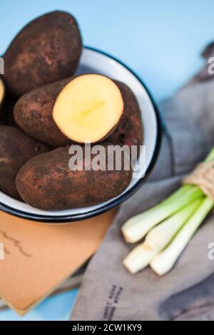 pommes de terre rouges non lavées dans un bol en entier et dans section Banque D'Images