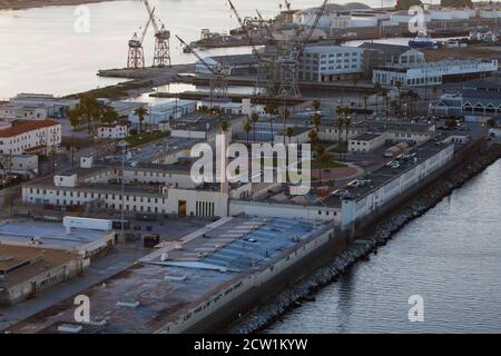 Los Angeles, Californie, États-Unis. 1er mai 2020. La prison de terminal Island de l'Institut correctionnel fédéral (FCI) se trouve près du port de Los Angeles dans cette photographie aérienne prise au-dessus de Los Angeles, Californie, États-Unis, le vendredi 1er mai 2020. Selon le Bureau des prisons (BOP), près de 70 % des détenus testés dans le système fédéral ont contracté le virus Covid-19, l'établissement de terminal Island et l'établissement de terminal Island voyant plus de 600 détenus se voir tester comme étant positifs lors de la pandémie du coronavirus. © 2020 Patrick T. Fallon crédit : Patrick Fallon/ZUMA Wire/Alay Live News Banque D'Images