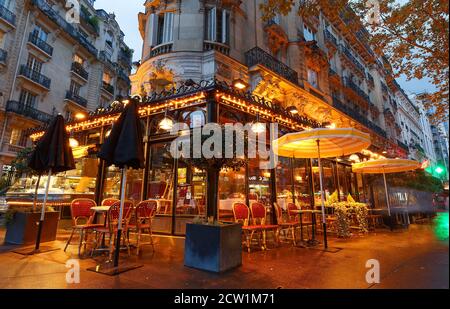 Le célèbre restaurant le Dome, situé sur le boulevard Montparnasse à Paris, fut autrefois la maison de stars intellectuelles, de Hemingway à Picasso Banque D'Images