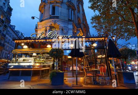 Le célèbre restaurant le Dome, situé sur le boulevard Montparnasse à Paris, fut autrefois la maison de stars intellectuelles, de Hemingway à Picasso Banque D'Images