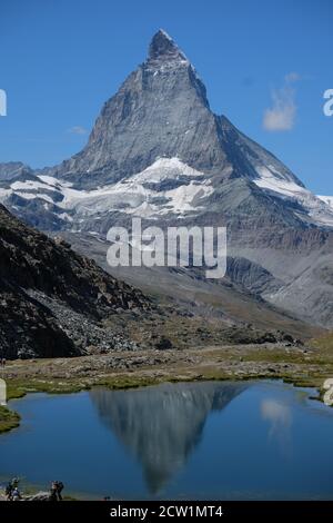Le splendide sommet du Cervin près de Zermatt, en Suisse, se reflète dans l'eau du Riffelsee sur Gornergrat Banque D'Images