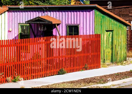 Clôture colorée et parement en bois ; Salida ; Colorado ; États-Unis Banque D'Images