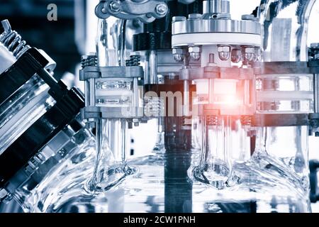 Les produits chimiques de laboratoire tubes à essai en verre avec un liquide pour l'analyse médicale, pharmaceutique et , recherche scientifique concept. Banque D'Images