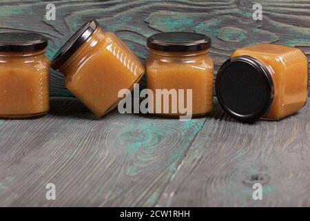 Confiture de pommes en pots. Sur les panneaux brossés, peints en noir et blanc. Banque D'Images