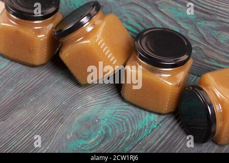 Confiture de pommes en pots. Sur les panneaux brossés, peints en noir et blanc. Banque D'Images