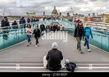 Les touristes se promènaient devant un garde-manger sur le Millennium Bridge, de l'autre côté de la Tamise, à Londres, au Royaume-Uni. Banque D'Images