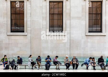 Les visiteurs du British Museum se détendent dans la Great court, Londres, Royaume-Uni. Banque D'Images