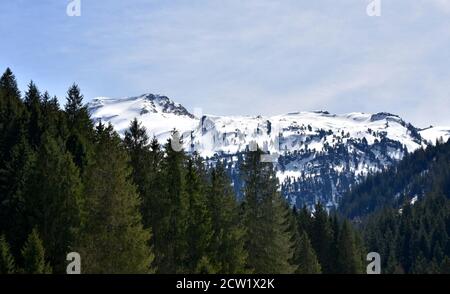 Panorama des Alpes enneigées du chemin touristique menant directement aux lacs de Murg les Alpes de Glaris, canton de Saint-Gall, Suisse. Banque D'Images