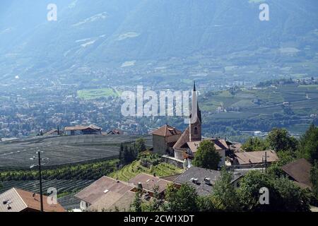 Blick vom Schenner Waalweg auf St. Georgen mit der gleichnamigen romanischen Rundkirche, im hintergrund Meran, Schenna, Südtirol, Italien Banque D'Images