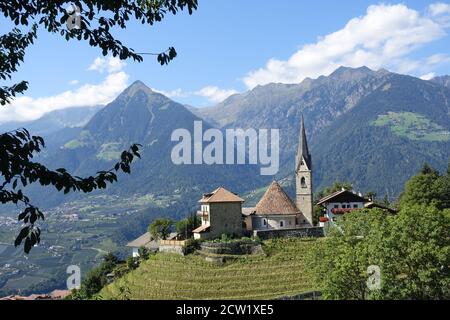 Blick vom Schenner Waalweg auf St. Georgen mit der gleichnamigen romanischen Rundkirche, im hintergrund Berge der Texel-Gruppe, Schenna, Südtirol, ITA Banque D'Images