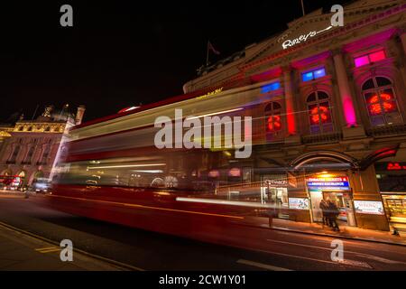 Piccadilly Circus est un carrefour routier et un espace public du West End de Londres, dans la City of Westminster, au Royaume-Uni Banque D'Images