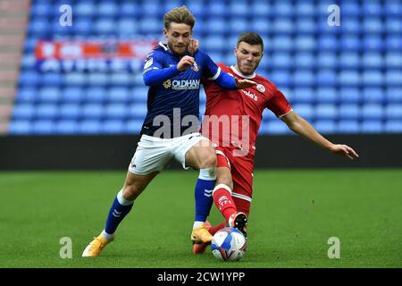 Oldham, Royaume-Uni. 26 septembre 2020. OLDHAM, ANGLETERRE. 26 SEPTEMBRE 2020 le conor McAleny d'Oldham et George Francomb de Crawley Town en action pendant le match Sky Bet League 2 entre Oldham Athletic et Crawley Town à Boundary Park, Oldham, le samedi 26 septembre 2020. (Credit: Eddie Garvey | MI News ) Credit: MI News & Sport /Alay Live News Banque D'Images