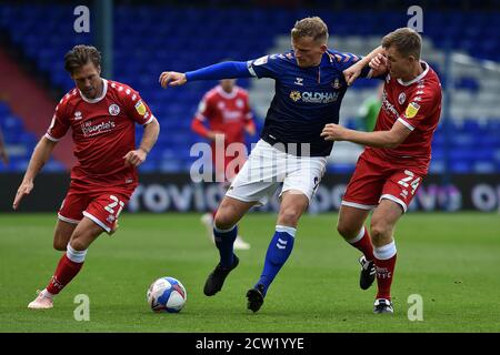 Oldham, Royaume-Uni. 26 septembre 2020. OLDHAM, ANGLETERRE. 26 SEPTEMBRE 2020 Danny Rowe d'Oldham et Dannie Bulman et Tony Craig de Crawley Town en action lors du match Sky Bet League 2 entre Oldham Athletic et Crawley Town à Boundary Park, Oldham, le samedi 26 septembre 2020. (Credit: Eddie Garvey | MI News ) Credit: MI News & Sport /Alay Live News Banque D'Images