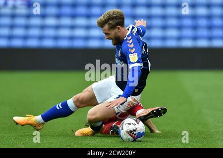 Oldham, Royaume-Uni. 26 septembre 2020. OLDHAM, ANGLETERRE. 26 SEPTEMBRE 2020 le conor McAleny d'Oldham et Jordan Tunnicliffe de Crawley Town en action pendant le match Sky Bet League 2 entre Oldham Athletic et Crawley Town à Boundary Park, Oldham, le samedi 26 septembre 2020. (Credit: Eddie Garvey | MI News ) Credit: MI News & Sport /Alay Live News Banque D'Images