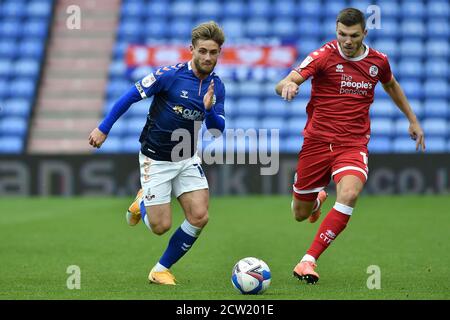 Oldham, Royaume-Uni. 26 septembre 2020. OLDHAM, ANGLETERRE. 26 SEPTEMBRE 2020 le conor McAleny d'Oldham et Jordan Tunnicliffe de Crawley Town en action pendant le match Sky Bet League 2 entre Oldham Athletic et Crawley Town à Boundary Park, Oldham, le samedi 26 septembre 2020. (Credit: Eddie Garvey | MI News ) Credit: MI News & Sport /Alay Live News Banque D'Images