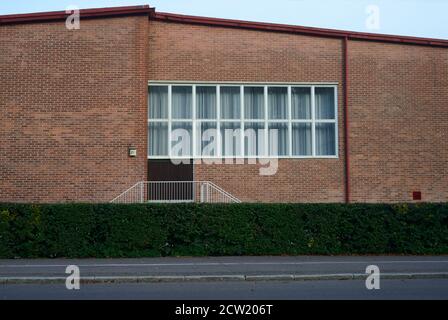 façade d'un bâtiment public en brique avec une grande fenêtre, photo de la zone morte Banque D'Images