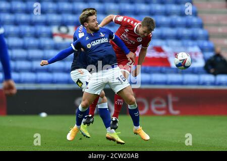 Oldham, Royaume-Uni. 26 septembre 2020. OLDHAM, ANGLETERRE. 26 SEPTEMBRE 2020 le conor McAleny d'Oldham et Tony Craig de Crawley Town en action lors du match Sky Bet League 2 entre Oldham Athletic et Crawley Town à Boundary Park, Oldham, le samedi 26 septembre 2020. (Credit: Eddie Garvey | MI News ) Credit: MI News & Sport /Alay Live News Banque D'Images