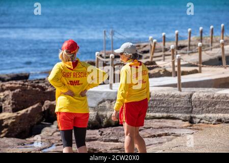 Deux sauveteurs de surf australiens sur Avalon Beach à Sydney, Nouvelle-Galles du Sud, Australie Banque D'Images