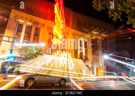 Albuquerque, Nouveau-Mexique, États-Unis - septembre 18 2015; Abstract zoom effet de flou utilisant l'éclairage de nuit au Kimo Theatre, un palais d'images Pueblo Deco, a été o Banque D'Images