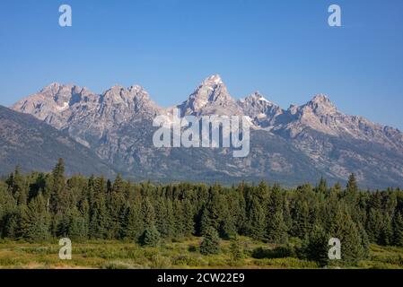 Vue classique des Grands Tetons, Schwabacher's Landing, parc national de Grand Teton, Wyoming, États-Unis Banque D'Images