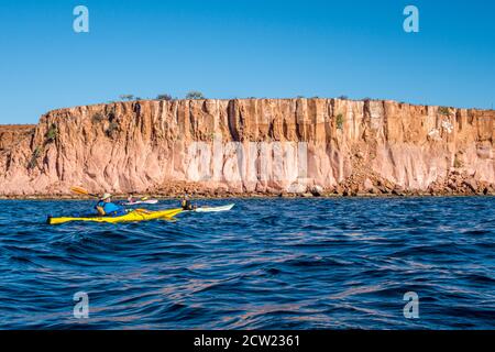 Les kayakistes pagayez sur la mer de Cortez en contournant Isla Espirituu Santo au large de la péninsule de Basse-Californie, au Mexique. Banque D'Images