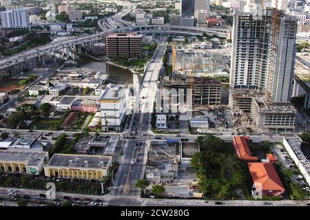 Miami, Floride, États-Unis - septembre 2005 : vue aérienne d'archives de la construction de l'édifice du centre-ville le long de la 2e avenue SW, près de la rivière Miami. Banque D'Images