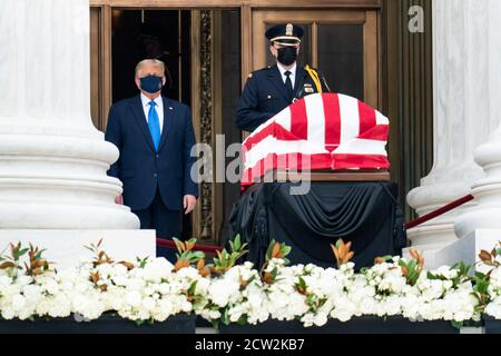 Washington, États-Unis d'Amérique. 24 septembre 2020. Le président Donald J. Trump rend hommage à la juge associée Ruth Bader Ginsburg jeudi, 24 septembre 2020, alors qu'elle se trouve en repos à la Cour suprême des États-Unis à Washington, DC la juge Ginsburg est décédée le vendredi 18 septembre 2020 personnes: Président Donald Trump crédit: Storms Media Group/Alay Live News Banque D'Images