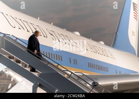 Pittsburgh, États-Unis d'Amérique. 22 septembre 2020. Le président Donald J. Trump débarque Air Force One à l'aéroport international de Pittsburg le mardi 22 septembre 2020, à Pittsburgh, en Pennsylvanie personnes: Président Donald Trump crédit: Storms Media Group/Alay Live News Banque D'Images