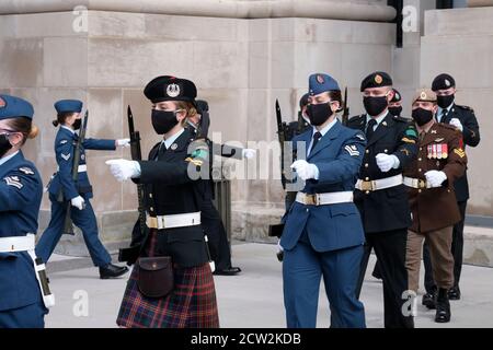 Ottawa, Canada. 23 septembre 2020. Divers corps militaires partent après l'arrivée du gouverneur général au Sénat canadien pour le discours du Banque D'Images