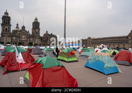 Mexico, Mexique. 26 septembre 2020 des centaines de tentes ont été mises en place pour les manifestants de Frena dans le Zocalo à Mexico. Des centaines de personnes ont campé dans des tentes dans le Zocalo dans le cadre d'une campagne pour démettre le président mexicain, Andres Manuel Lopez Obredor. Dans le même temps, des milliers de personnes ont protesté dans l'autre moitié du Zocalo pour marquer le 6e anniversaire de la date à laquelle les 43 étudiants ont disparu d'Ayotzinapa. Credit: Lexie Harrison-Cripps/Alamy Live News Banque D'Images