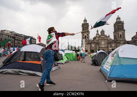 Mexico, Mexique. 26 septembre 2020. Un partisan de Frena fait la vague d'un drapeau mexicain dans le Zocalo. Des centaines de personnes ont campé dans des tentes dans le Zocalo dans le cadre d'une campagne pour démettre le président mexicain, Andres Manuel Lopez Obredor. Dans le même temps, des milliers de personnes ont protesté dans l'autre moitié du Zocalo pour marquer le 6e anniversaire de la date à laquelle les 43 étudiants ont disparu d'Ayotzinapa. Credit: Lexie Harrison-Cripps/Alamy Live News Banque D'Images