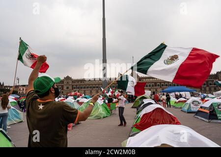 Mexico, Mexique. 26 septembre 2020. Les partisans de Frena branle les drapeaux mexicains dans le Zocalo. Des centaines de personnes ont campé dans des tentes dans le Zocalo dans le cadre d'une campagne pour démettre le président mexicain, Andres Manuel Lopez Obredor. Dans le même temps, des milliers de personnes ont protesté dans l'autre moitié du Zocalo pour marquer le 6e anniversaire de la date à laquelle les 43 étudiants ont disparu d'Ayotzinapa. Credit: Lexie Harrison-Cripps/Alamy Live News Banque D'Images