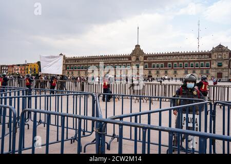 Mexico, Mexique. 26 septembre 2020. La police protège les manifestants de Frena des marches de l'opposition qui se sont rassemblées dans le Zocalo. Des centaines de personnes ont campé dans des tentes dans le Zocalo dans le cadre d'une campagne pour démettre le président mexicain, Andres Manuel Lopez Obredor. Dans le même temps, des milliers de personnes ont protesté dans l'autre moitié du Zocalo pour marquer le 6e anniversaire de la date à laquelle les 43 étudiants ont disparu d'Ayotzinapa. Credit: Lexie Harrison-Cripps/Alamy Live News Banque D'Images