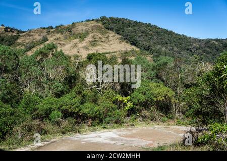 Paysage montagneux couvert de végétation verte fraîche vu de la randonnée qui mène à Pedra da Macela points de vue, dans le parc Serra da Bocaina Banque D'Images