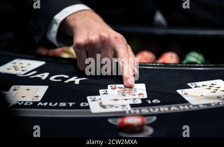 Stuttgart, Allemagne. 24 septembre 2020. ILLUSTRATION - UN croupier traite des cartes à une table de blackjack dans le Casino de Stuttgart pendant une réunion de presse (scène posée). (À dpa: 'Casinos à Baden-Baden, Konstanz et Stuttgart avec perte de chiffre d'affaires') crédit: Marijan Murat/dpa/Alay Live News Banque D'Images