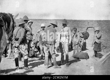 Le général Kitchener et la campagne anglo-égyptienne du Nil, 1898 - le général Kitchener, Sirdar (commandant) de l'armée égyptienne (au centre à droite) en discussion avec le commandant de la Brigade britannique sur le Nil, le général Sir William Gatacc. 1898 Banque D'Images