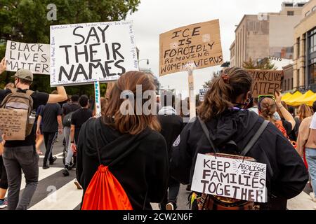 Washington, DC, Etats-Unis, 26 septembre 2020. En photo : deux femmes portent des signes de protestation contre la brutalité policière contre les Noirs américains, la séparation des familles immigrées et la stérilisation forcée des immigrants lors de la Marche pour la justice. La marche est une manifestation hebdomadaire contre la brutalité policière et les abus de pouvoir. Il est accueilli par les manifestations de DC, l'une des nombreuses organisations créées à la suite du meurtre de George Floyd. Crédit : Allison C Bailey/Alay Live News Banque D'Images