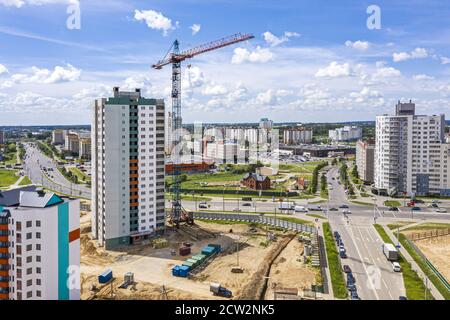 chantier de construction avec bâtiments en hauteur et grue sur fond bleu ciel. vue aérienne Banque D'Images