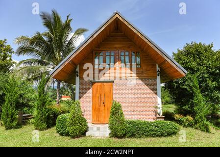 maison dans le jardin avec jour d'été / maison de paysage dans la ferme dans le champ vert avec un ciel soupir et le soleil et les arbres verts Banque D'Images