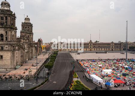 Mexique, Mexique. 26 septembre 2020. Des centaines de tentes ont été mises en place pour les manifestants de Frena pendant la manifestation.FRENA, le Front national des citoyens du Mexique, a occupé Zocalo à Mexico avec des centaines de tentes appelant le président mexicain à démissionner. Alors que la police a contenu leur protestation à la moitié du Zocalo, l'autre moitié a été remplie de personnes marchant pour marquer le 6e anniversaire des 43 étudiants disparus d'Ayotzinapa. Crédit : SOPA Images Limited/Alamy Live News Banque D'Images