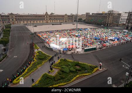 Mexique, Mexique. 26 septembre 2020. Des centaines de tentes ont été mises en place pour les manifestants de Frena pendant la manifestation.FRENA, le Front national des citoyens du Mexique, a occupé Zocalo à Mexico avec des centaines de tentes appelant le président mexicain à démissionner. Alors que la police a contenu leur protestation à la moitié du Zocalo, l'autre moitié a été remplie de personnes marchant pour marquer le 6e anniversaire des 43 étudiants disparus d'Ayotzinapa. Crédit : SOPA Images Limited/Alamy Live News Banque D'Images