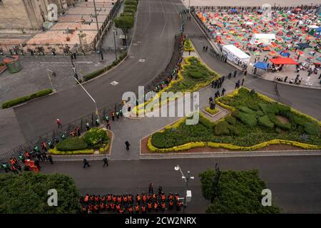 Mexique, Mexique. 26 septembre 2020. Des centaines de tentes ont été mises en place pour les manifestants de Frena pendant la manifestation.FRENA, le Front national des citoyens du Mexique, a occupé Zocalo à Mexico avec des centaines de tentes appelant le président mexicain à démissionner. Alors que la police a contenu leur protestation à la moitié du Zocalo, l'autre moitié a été remplie de personnes marchant pour marquer le 6e anniversaire des 43 étudiants disparus d'Ayotzinapa. Crédit : SOPA Images Limited/Alamy Live News Banque D'Images