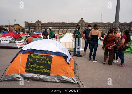 Mexique, Mexique. 26 septembre 2020. Des centaines de tentes ont été mises en place pour les manifestants de Frena pendant la manifestation.FRENA, le Front national des citoyens du Mexique, a occupé Zocalo à Mexico avec des centaines de tentes appelant le président mexicain à démissionner. Alors que la police a contenu leur protestation à la moitié du Zocalo, l'autre moitié a été remplie de personnes marchant pour marquer le 6e anniversaire des 43 étudiants disparus d'Ayotzinapa. Crédit : SOPA Images Limited/Alamy Live News Banque D'Images