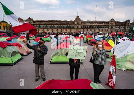 Mexique, Mexique. 26 septembre 2020. Les manifestants de Frena ont un écriteau déclarant qu'ils sont frères avec l'Ayotzinapa pendant la manifestation.FRENA, le Front national des citoyens au Mexique, a occupé Zocalo à Mexico avec des centaines de tentes appelant le président mexicain à démissionner. Alors que la police a contenu leur protestation à la moitié du Zocalo, l'autre moitié a été remplie de personnes marchant pour marquer le 6e anniversaire des 43 étudiants disparus d'Ayotzinapa. Crédit : SOPA Images Limited/Alamy Live News Banque D'Images