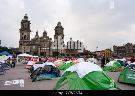 Mexique, Mexique. 26 septembre 2020. Des centaines de tentes ont été mises en place pour les manifestants de Frena pendant la manifestation.FRENA, le Front national des citoyens du Mexique, a occupé Zocalo à Mexico avec des centaines de tentes appelant le président mexicain à démissionner. Alors que la police a contenu leur protestation à la moitié du Zocalo, l'autre moitié a été remplie de personnes marchant pour marquer le 6e anniversaire des 43 étudiants disparus d'Ayotzinapa. Crédit : SOPA Images Limited/Alamy Live News Banque D'Images