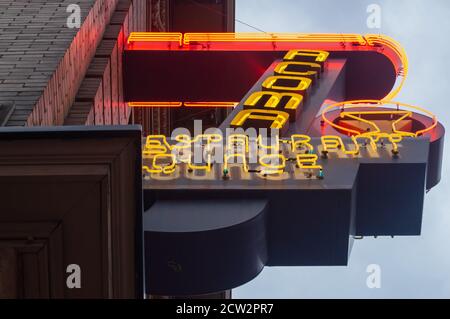 Butte, Montana, États-Unis - 30 juillet 2014 : en regardant vers le haut le panneau au néon pour le restaurant et salon Acoma Banque D'Images