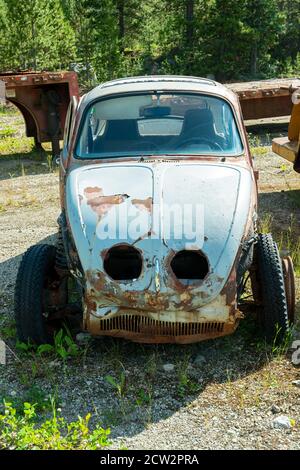 Cassiar, Colombie-Britannique, Canada - 24 juillet 2017 : une vieille Volkswagen Beetle dans un chantier naval Banque D'Images