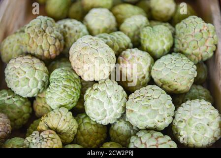 Pomme de sucre sur boîte en bois dans le marché des fruits asiatique / Annona sucreries ou ou pomme crème anglaise Banque D'Images