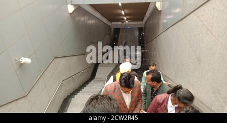 CITY DELHI, INDE - 25 JANVIER 2020 : les Indiens de la région descendent de l'escalier roulant à la station de métro Escalator. Banque D'Images