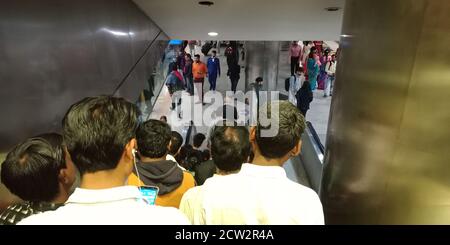 CITY DELHI, INDE - 25 JANVIER 2020 : les Indiens descendent de l'escalier mécanique à la station de métro Escalator. Banque D'Images